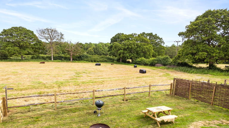 Accommodation_DeerView_Garden_01