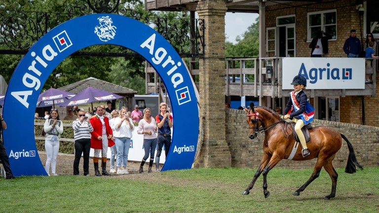 Isabella Walker And Stoneleigh Show Time Helen Cruden (3) (Custom)